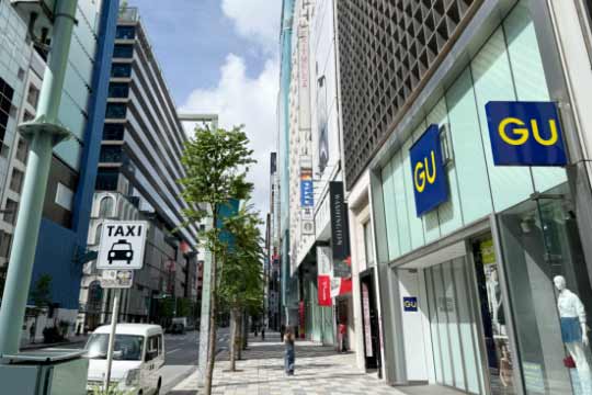 進行方向を直進します。