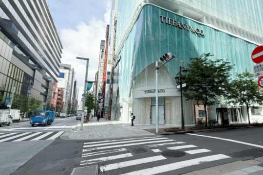 信号を渡りみゆき通りを右折します。