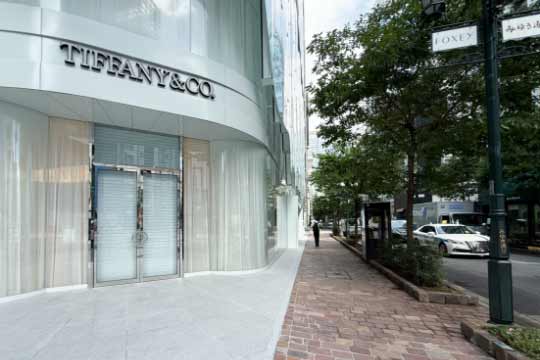 ティファニービルに沿って進みます。