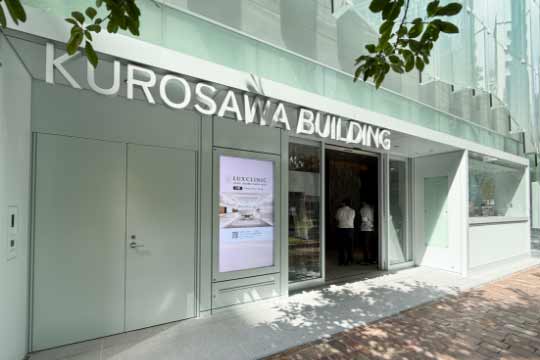 すぐ左手に見えてくる自動ドアの中に入ります。