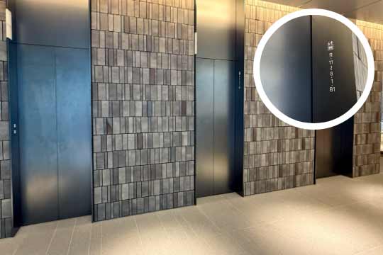 中央のエレベーターで9階までお越しください。